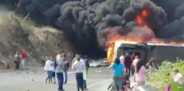 Meksika’da yolcu otobüsü ile tır çarpıştı: 21 ölü