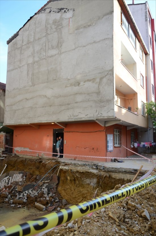 Sancaktepe'de 3 katlı bina boşaltıldı