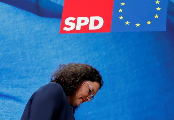 Almanya'da istifa eden SPD liderinin yerine 3 kişi bakacak