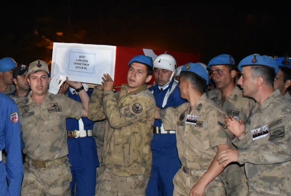 Hakkari'de şehit askerler için tören düzenlendi 