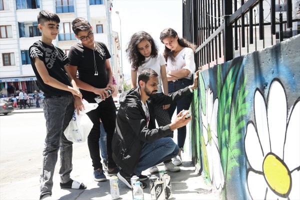Esenyurt'un duvarları öğrencilerin grafitileriyle değişti