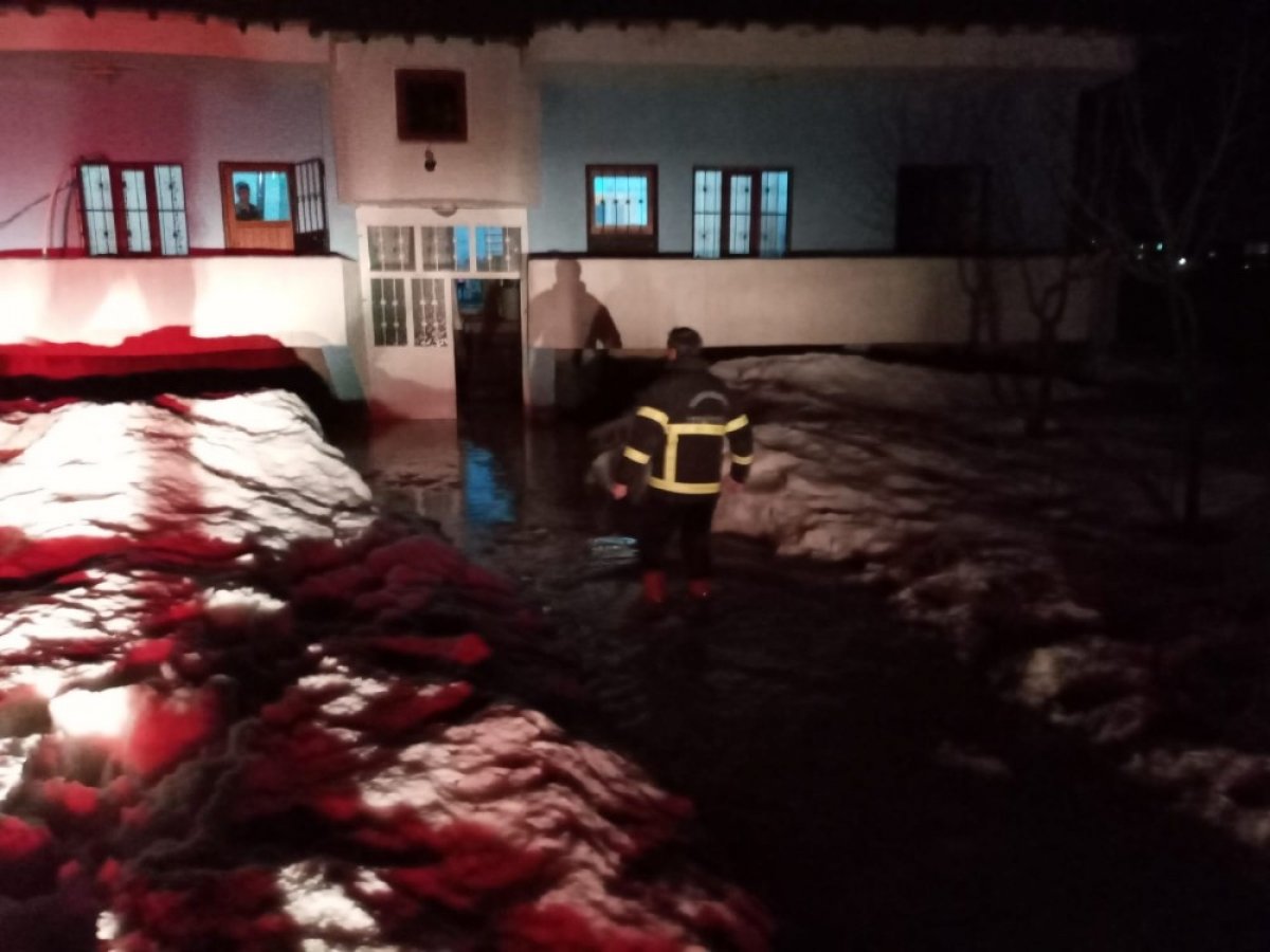Hakkari'de evler sular altında kaldı
