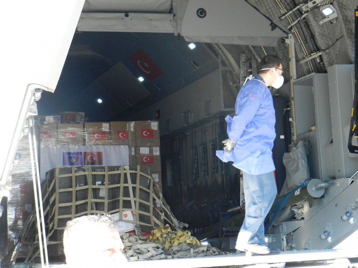 Türkiye'den gönderilen yardım Kosova'ya ulaştı